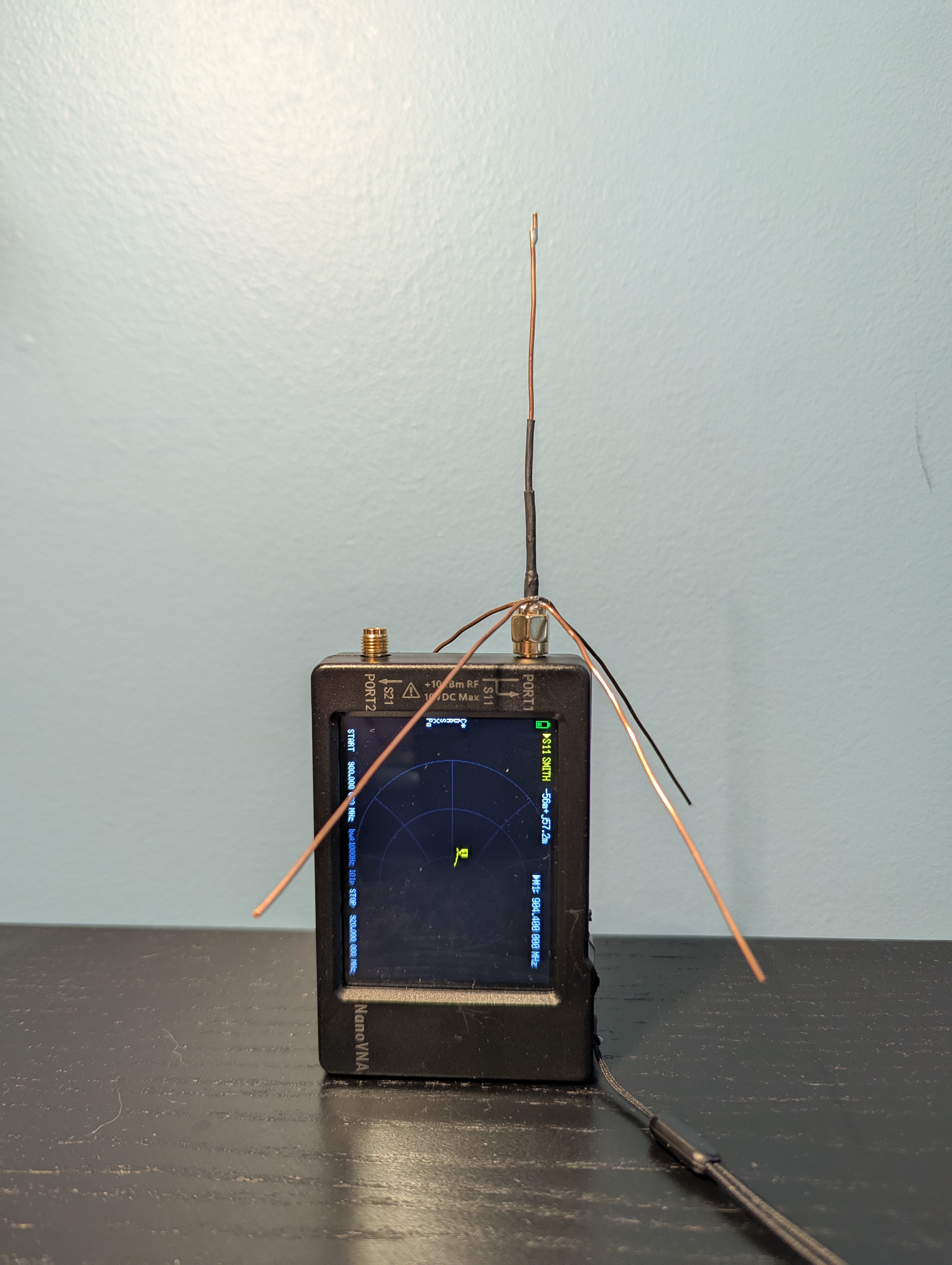The antenna mounted on the NanoVNA showing the smith chart.